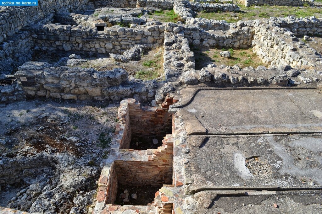 Винодавильни на территории Херсонеса.