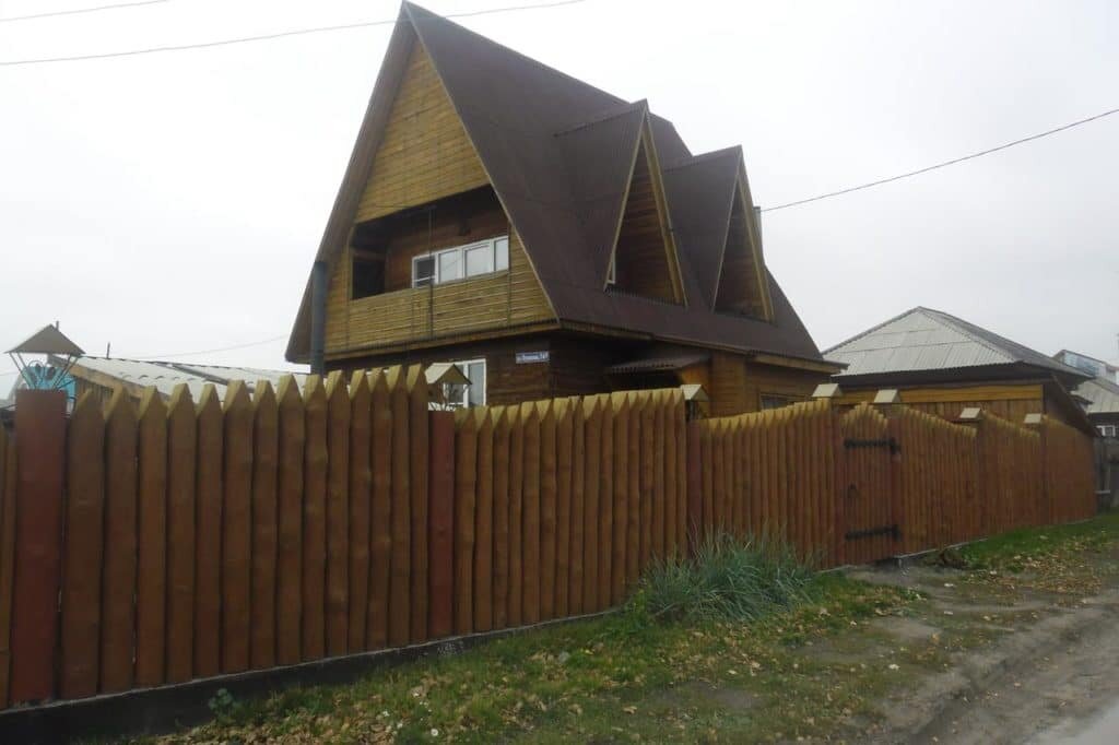 Забор из бревен в частном секторе
