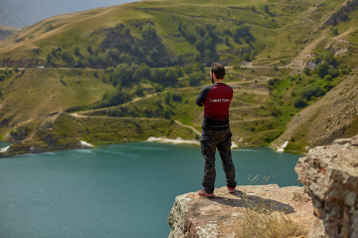 Озеро Гижгит в Баксанском ущелье на пути в Приэльбрусье 