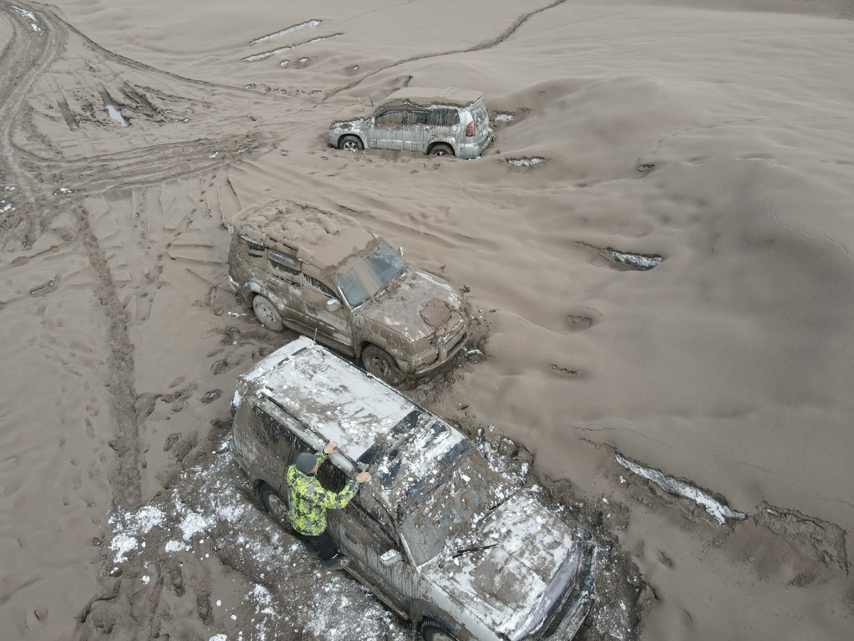 А еще энергия земных недр сбрасывается через вулканы. И Камчатка не исключение - иногда города там засыпаны вулканическим пеплом, почти как Помпеи...