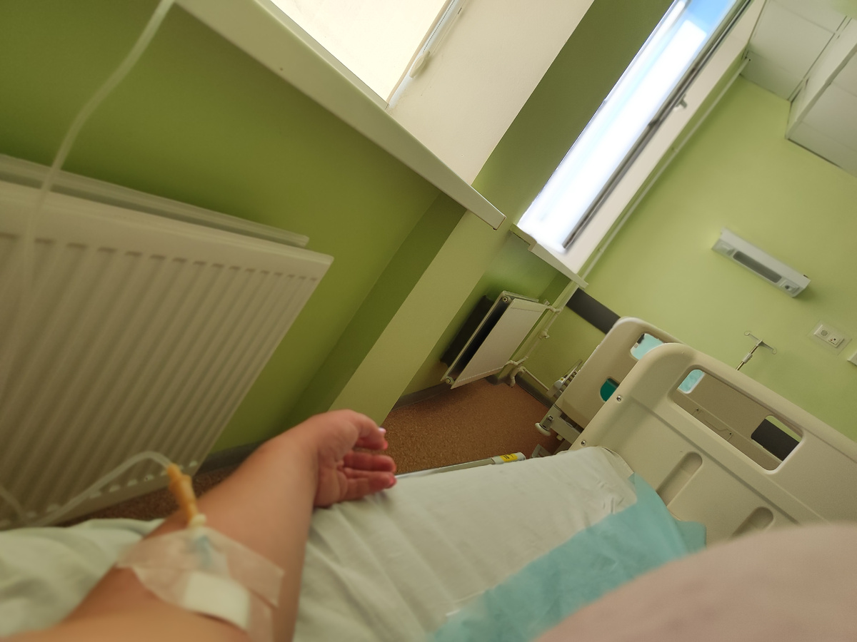 Я на капельнице, ведь, я тоже заболела от дочки