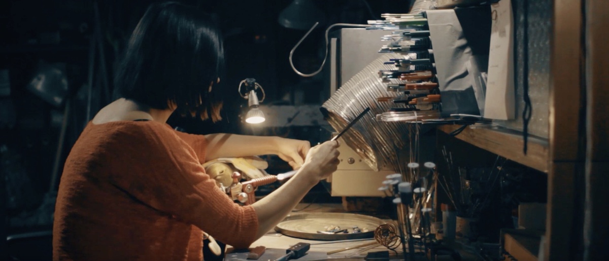 Елена и Роман за работой в домашней мастерской