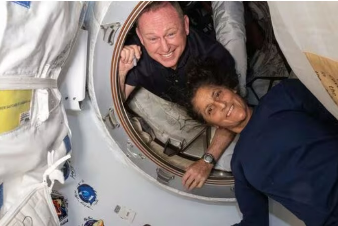 Уильямс и Уилмор в переходном отсеке на МКС. Фото из западной прессы.