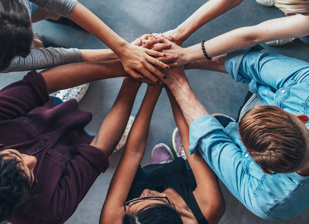 Да,именно как на картинке я воспринимаю эту игру во взаимность . И ,это потрясающе интересная игра ! Сколько я нашла талантливых авторов играя в эту игру! Вы не представляете какие вы все разные и интересные )) Уже точно знаешь, что заходя в гости в этот дом тебе поднимут настроение ,а вот тут ты узнаешь много нового .Вот там живёт и творит потрясающе талантливая девушка ,которая пишет грустные ,но такие замечательные стихи. А вот тут  сейчас оптимист расскажет и покажет секретные рецепты бабушки казачки!))) Чокнутый полуночник расскажет то,о чём ты даже не предполагала, а капитан поведает о море ...За теми дверями путешествия ,за этими жизненная мудрость и всевозможные подсказки ,а вот тут ты можешь послушать обзор книг ,вон там окунуться в такую любимую и родную  для себя мистику с человеком близким по духу . За другой дверью человек близкий по перу и так вот можно перечислять до бесконечности 🙂☕️🥰