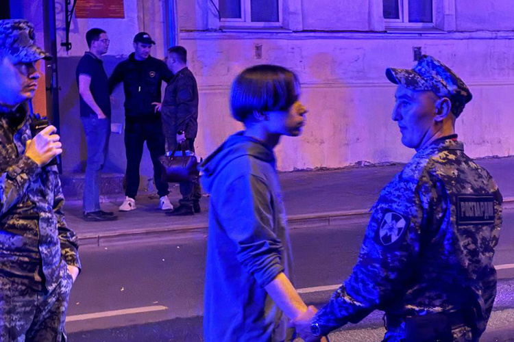    Сразу же на месте задержали и предполагаемого поджигателя — несовершеннолетнего юношу