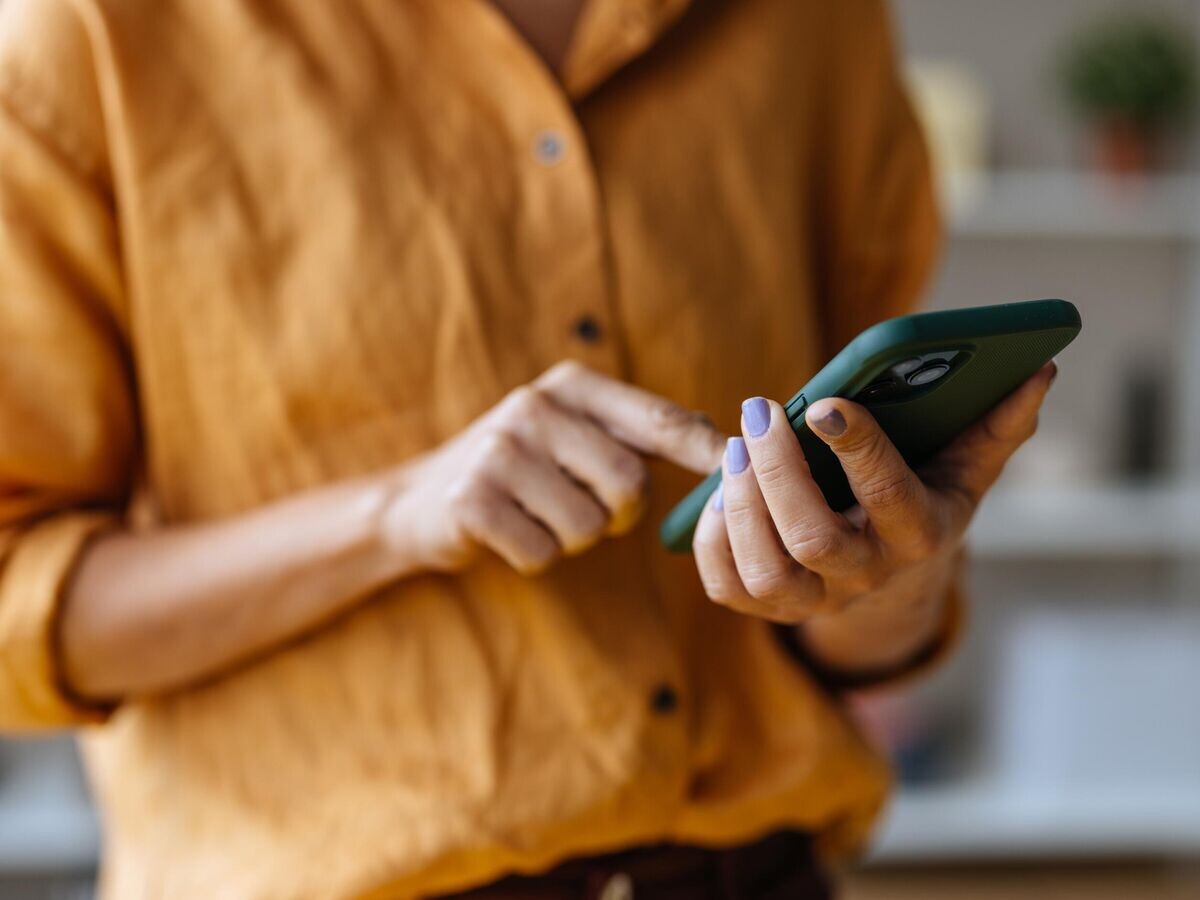    Девушка использует смартфон© iStock.com / FreshSplash