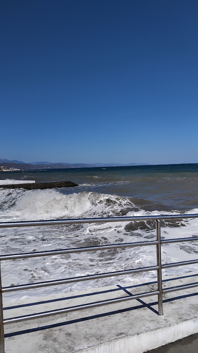 " Море волнуется раз, море волнуется два..."