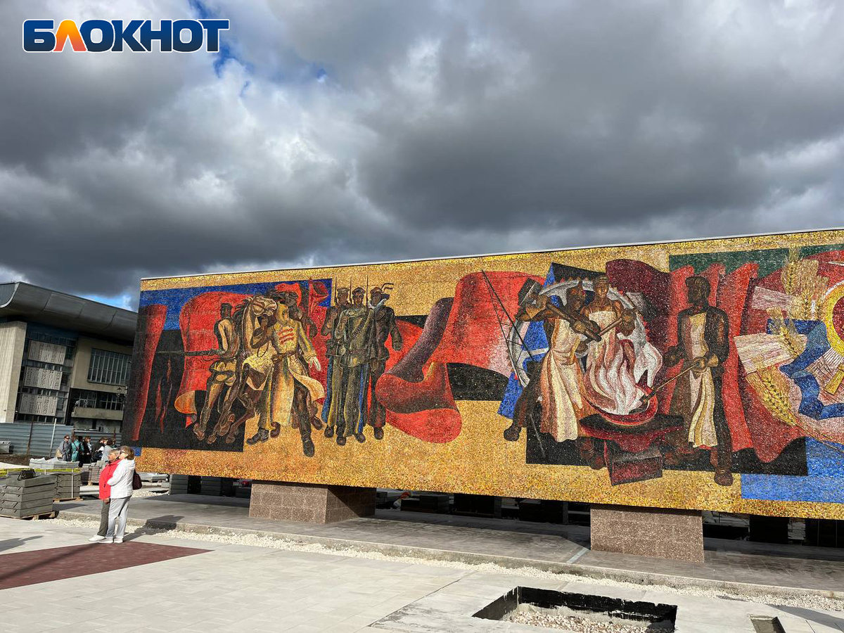 Легендарная стела-панно «Радость труда» в Тольятти после реставрации в 2023 году