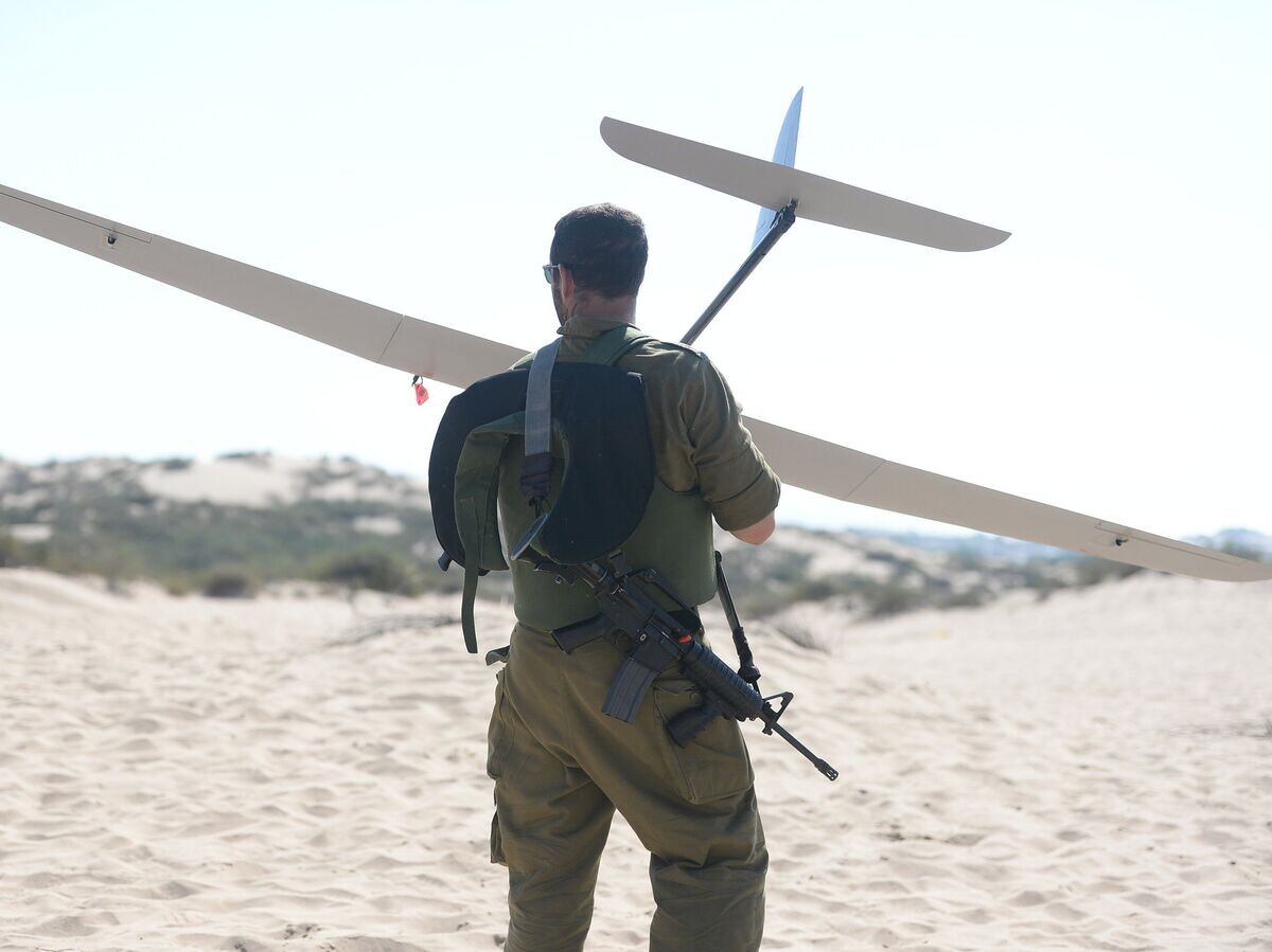    Израильский военный с разведывательным беспилотником "Skylark"© Flickr / Israel Defense Forces
