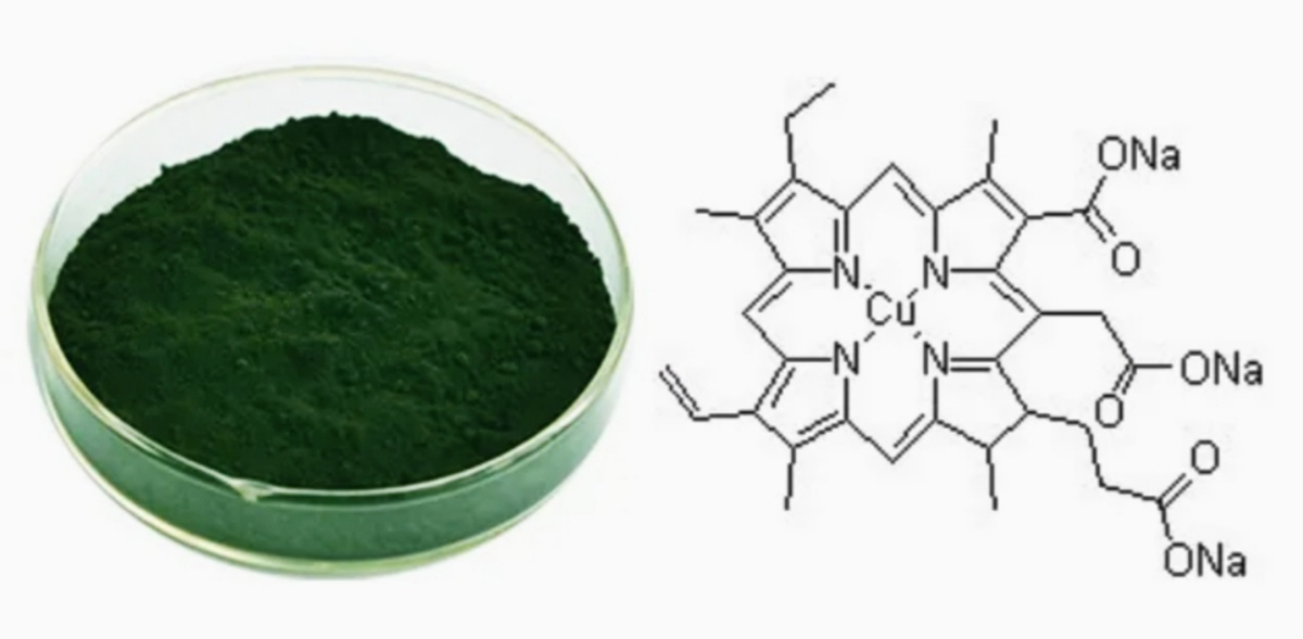 Вот так выглядит хлорофиллин натрия (его сухая форма) и его формула