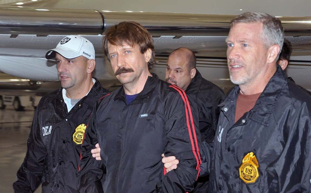 Виктор Бут в лапах попирающих законы и здравые смыслы американских беспредельщиков 