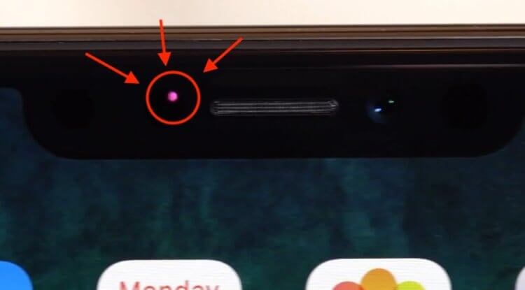    Это датчик приближения. Если он горит непрерывно или мигает не во время разговора, перезагрузите смартфон. Фото: Ai.com