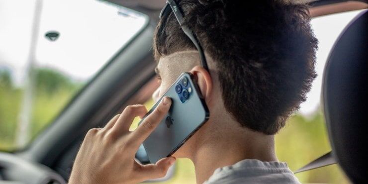    Датчик приближения гасит экран Айфона, когда вы прикладываете его к уху. Фото: MakeUseOf