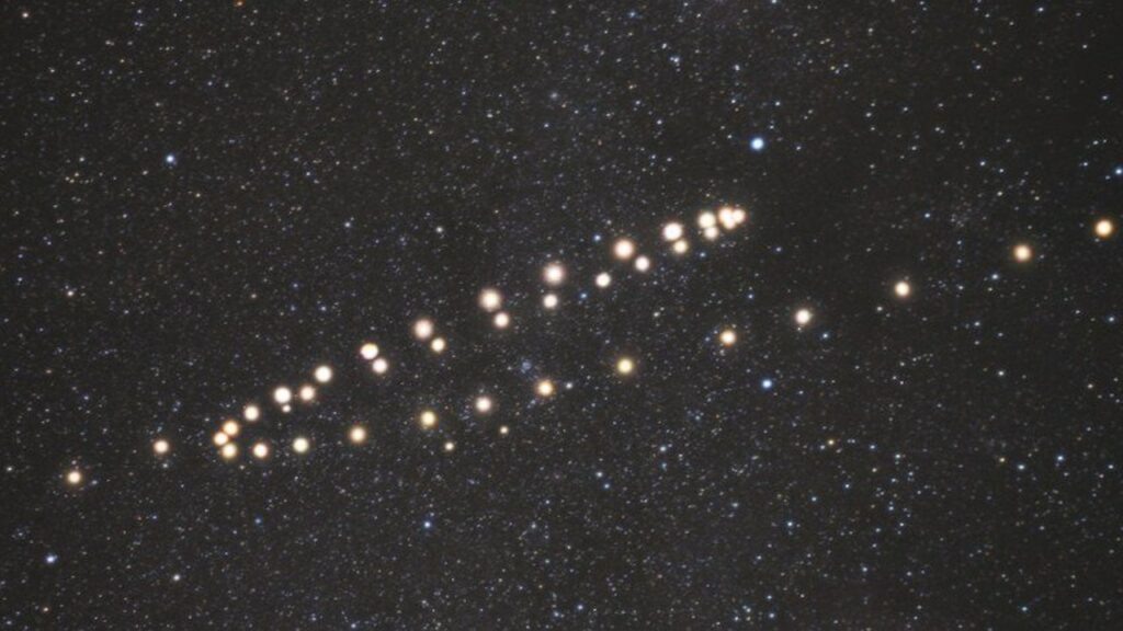 фото: ретроградное движение Меркурия в ночном небе