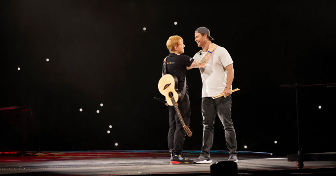    Крис Хемсворт выступил вместе с Эдом Шираном на концерте в Румынии (фото 1)
