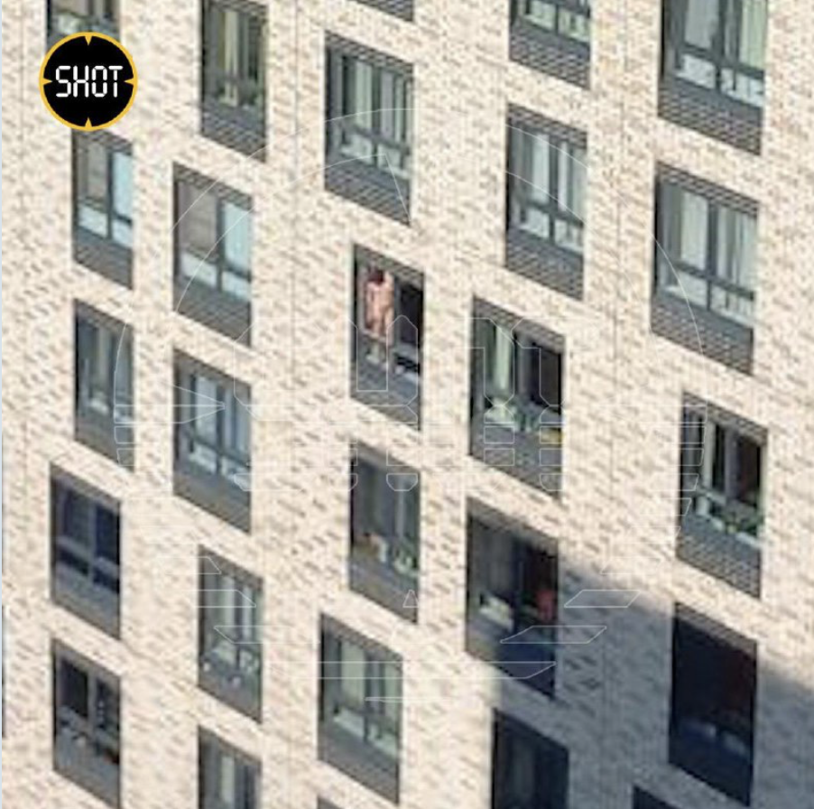Выбросивший из окна 16-го этажа женщину с младенцем москвич заперся в квартире и никого в неё не пускает. Мужчина долго стоял на окне (на фото) голым и скидывал оттуда вещи. 