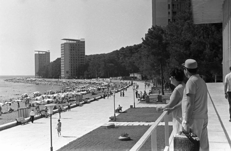 1969 год. Приморский климатический курорт Пицунда. Я нашла фото в сети и не смогла удержаться, чтобы не поделиться им с вами