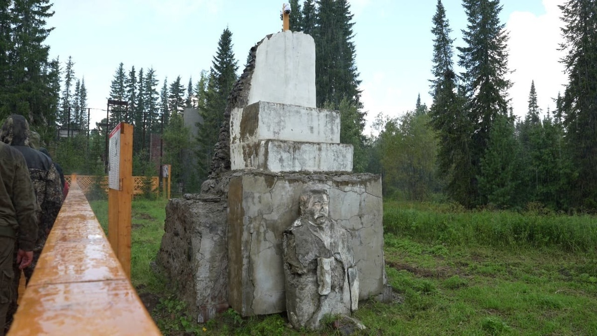 Памятник Иосифу Виссарионовичу Сталину был открыт в рекреационно -туристической зоне посёлка Курейка Туруханского района Красноярского края на месте существовавшего в советские годы «музея-пантеона»-5