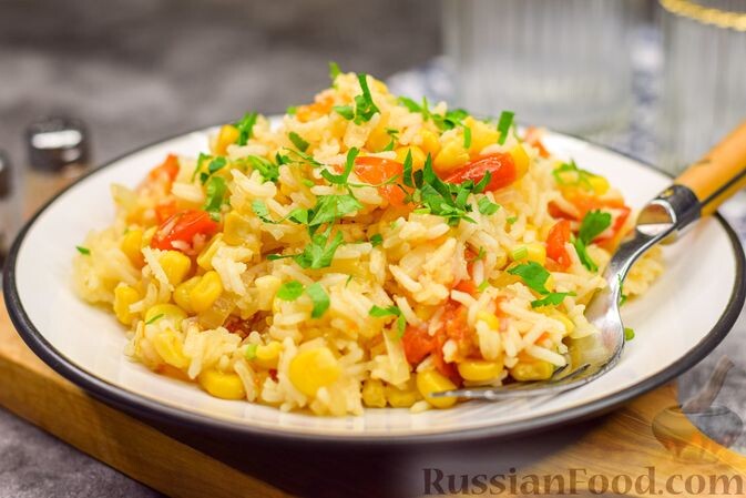 рис, кукуруза консервированная, помидоры черри, лук репчатый, соль, перец чёрный молотый, масло растительное, зелень