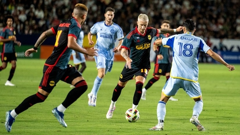     Полузащитник «Атланты» Алексей Миранчук и хавбек «Лос-Анджелес Гэлакси» Марко Ройс вместе с партнёрами в матче MLS globallookpress.com Maximilian Haupt