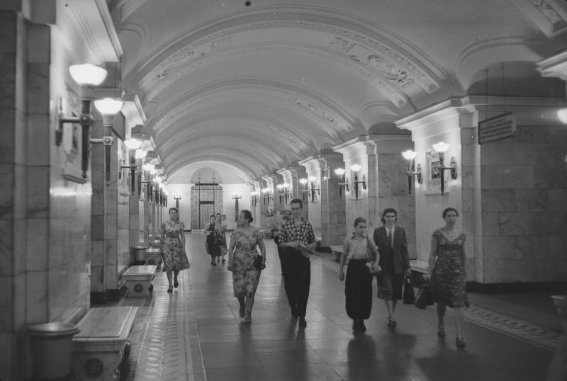 Центральный зал станции «Октябрьская» Кольцевой линии Московского метрополитена, 1955 - 1957 г. Автор Иван Шагин. Источник: https://russiainphoto.ru/photos/39840/?ysclid=m0gq0zncy7736931519.