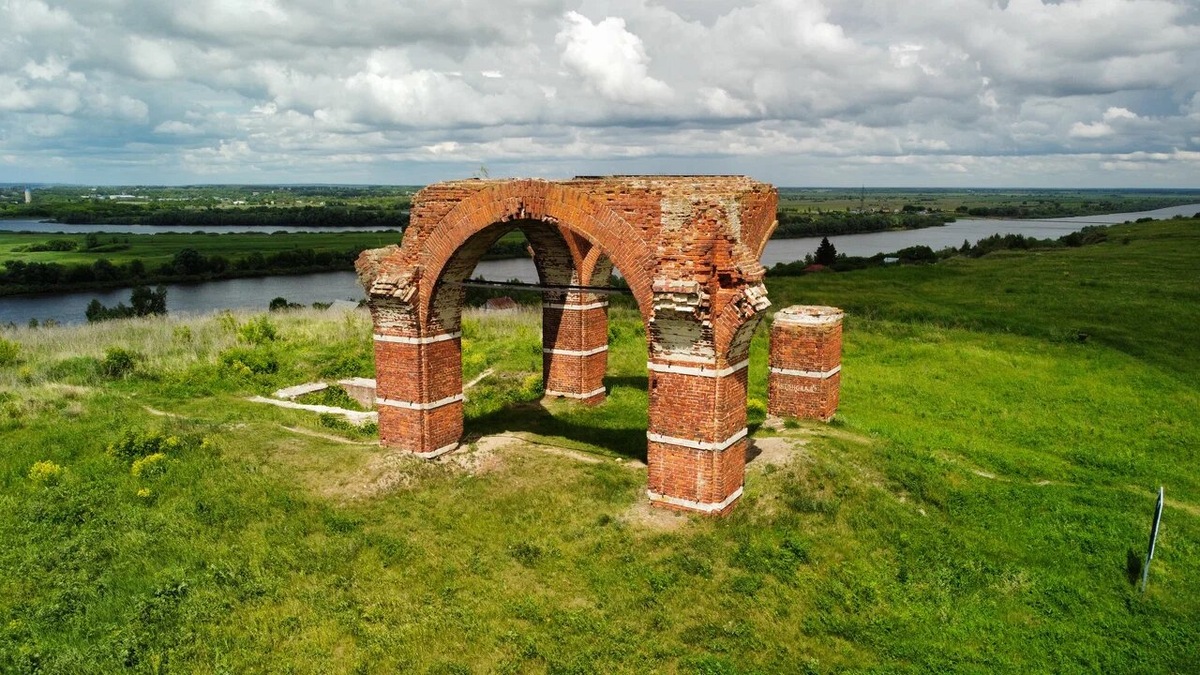 Руины на берегу Оки настраивают на философский лад. Фото: Александр А. / Яндекс Карты