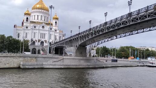 Самый красивый вид на Кремль и храм Христа Спасителя с Москвы-реки. 30 июля 2024 года.