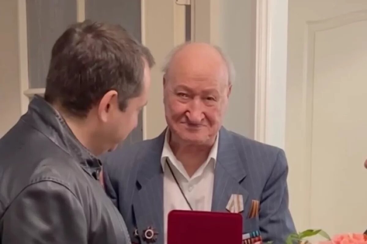    Чибис вручил медаль фронтовику и ветерану труда из Апатитов