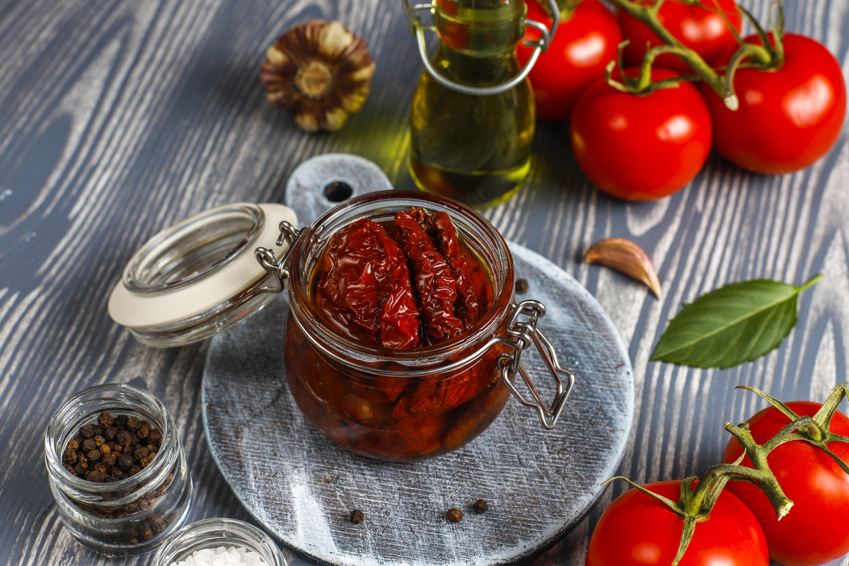 Вяленые помидоры.    <a href="https://ru.freepik.com/free-photo/dry-tomatoes-with-olive-oil_9554595.htm#fromView=search&page=1&position=15&uuid=c794028f-3220-45eb-9cc2-f408b8f91320">Изображение от azerbaijan_stockers на Freepik</a>