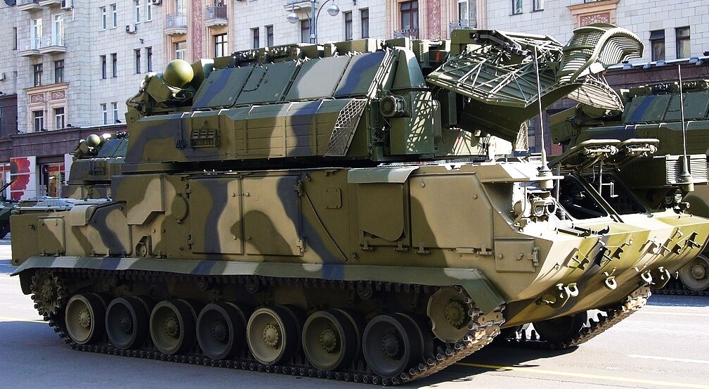 БМ 9А331-1 ЗРК "Тор-М1" ВС РФ на Параде Победы в Москве 9 мая 2008 года.                                              Фото: Леонид Джепко.