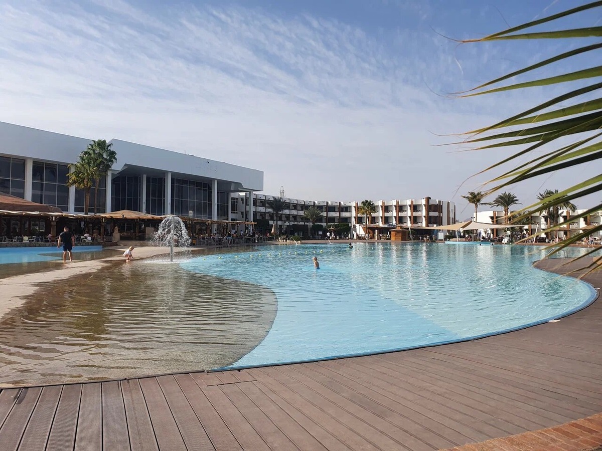 По отельным меркам Pyramisa Beach Resort Sharm El Sheikh — отель-пенсионер. Построили его аж в 1997 году, но на момент нашего недельного путешествия на его территории велись строительные работы. Судя по свежим фото, всего за год он заметно помолодел. Фото: Dessole Pyramisa Sharm El Sheikh Resort 5* / Яндекс Путешествия