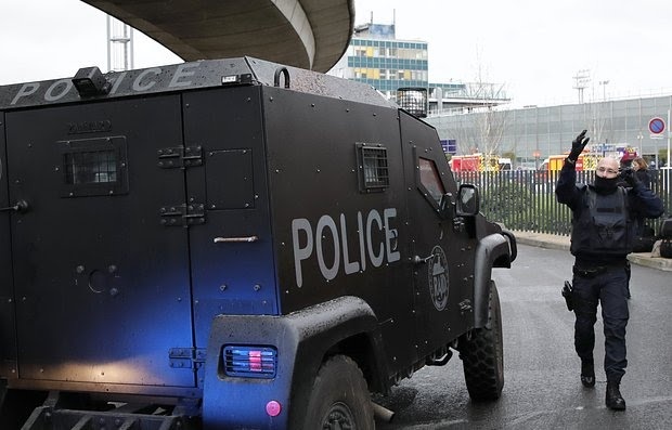 «Telegram — это улей криминального контента. В настоящее время эта платформа находится в центре внимания за незаконную трансляцию матчей, но многие аккаунты в этом сервисе используются организованной преступностью. Помимо терроризма, самые опасные преступники используют Telegram для обмена детским порно-контентом», — заявил один из следователей, занимающихся делом Дурова.