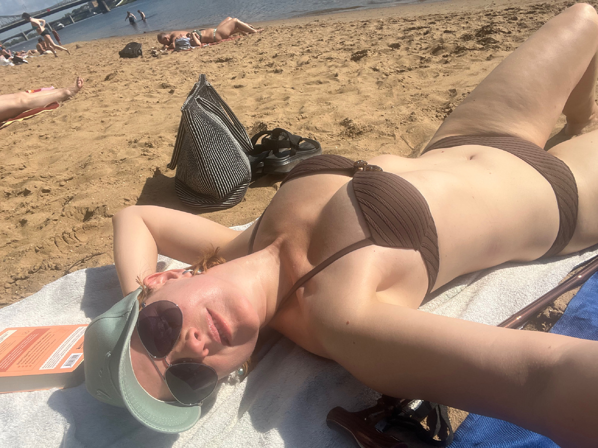 Это я сейчас)) Навёрстываю упущенное. Принимаю солнечные ванны.Селфи для вас😍