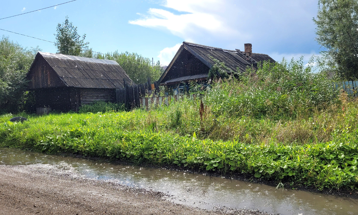 В пути даже дождик поливал.