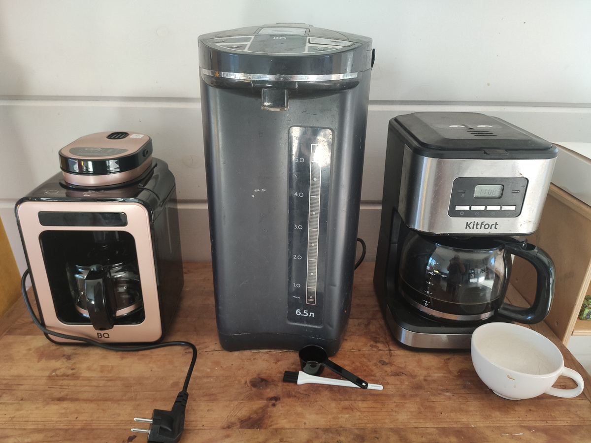 Слева - бабушкина машинка, справа - наша. 