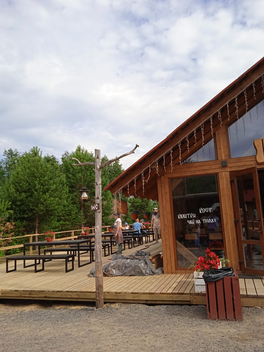 Кафе вот с такой красивой открытой террасой. Фото автора. 