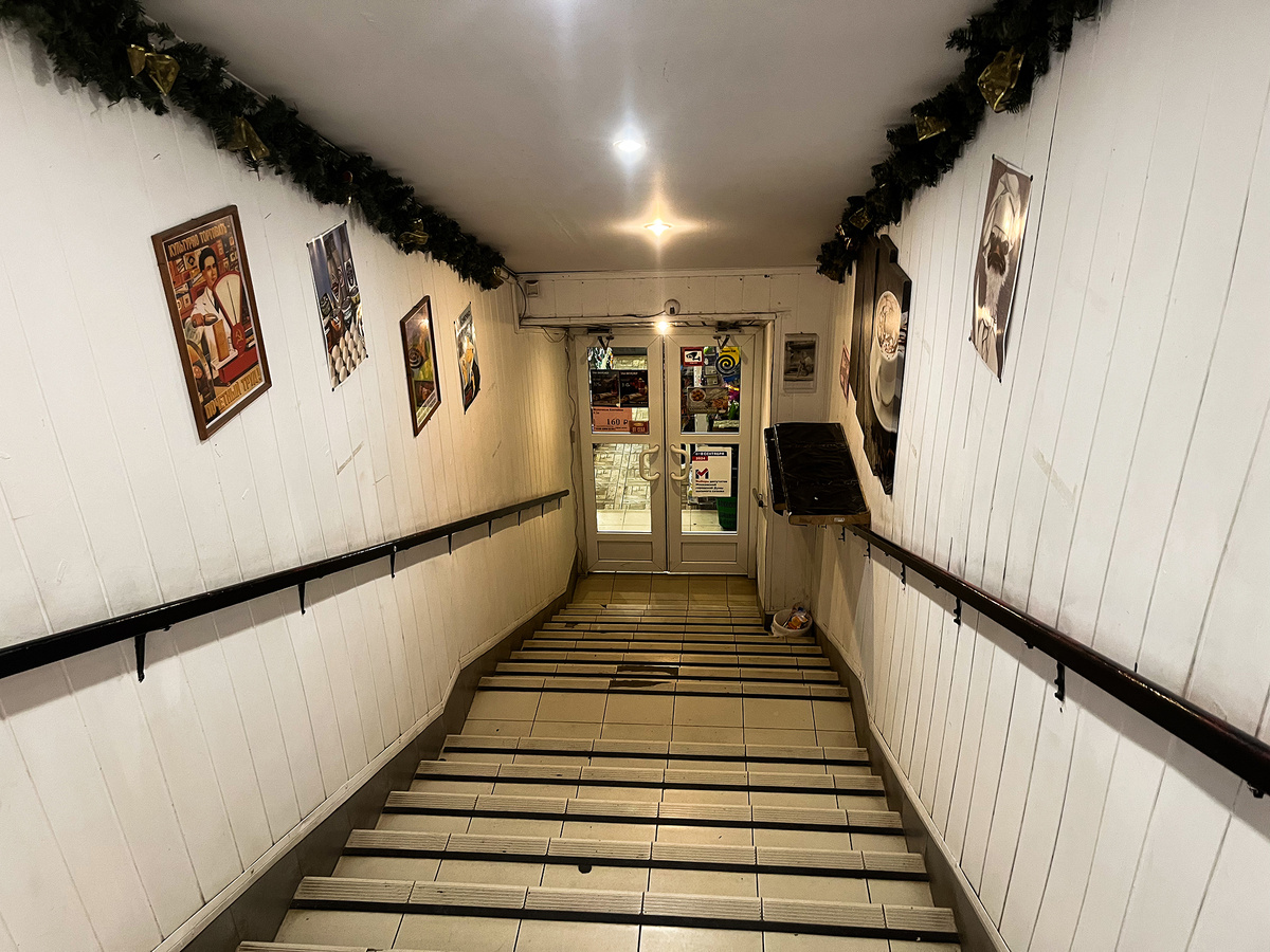 Лестница к магазину и шаурме →