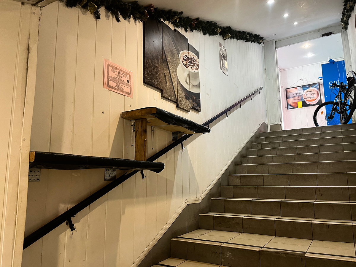 Стоячие столики, чтобы перекусить на территории магазина