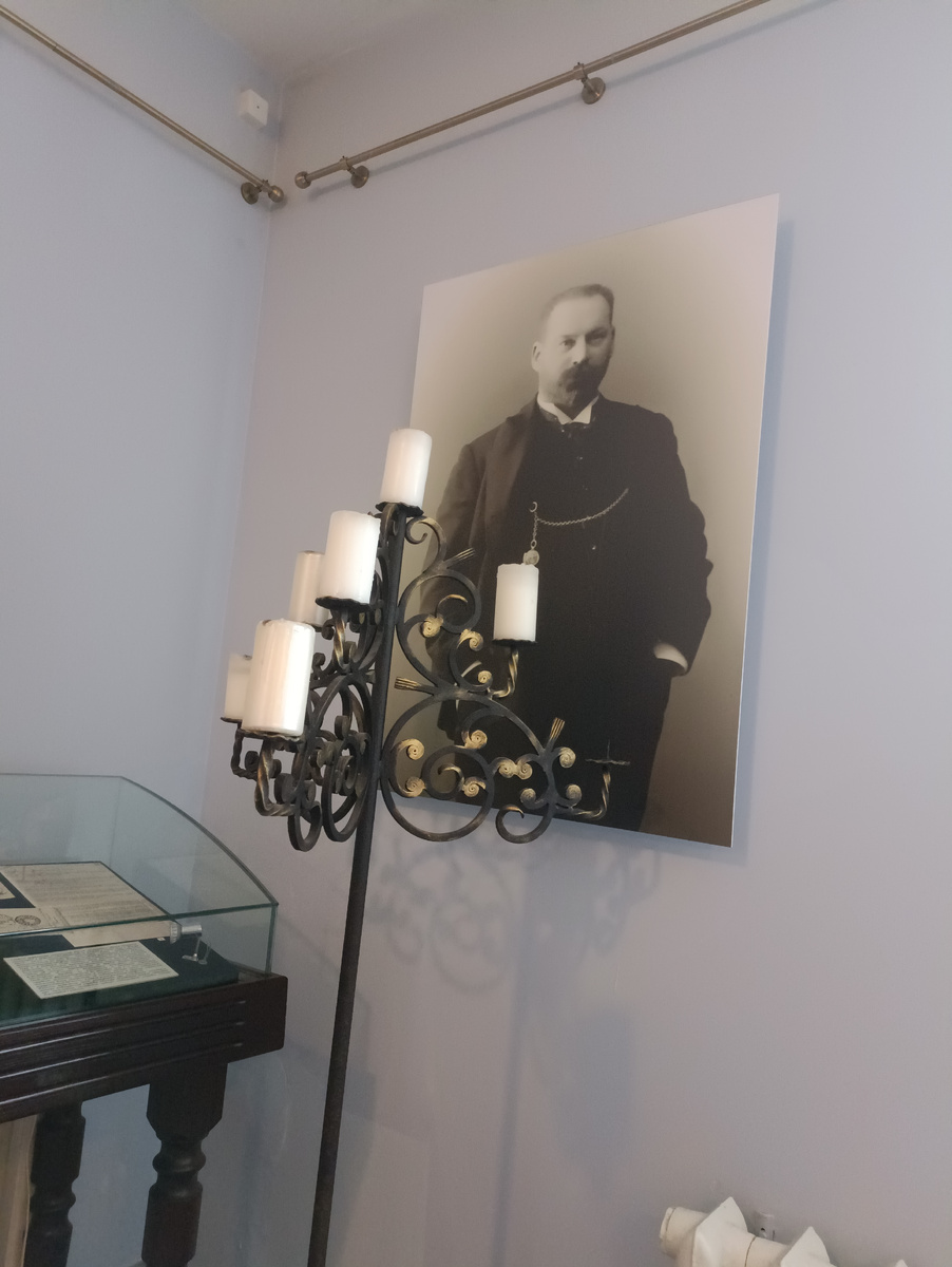 Фотография купца Ассева в своем доме в Тамбове