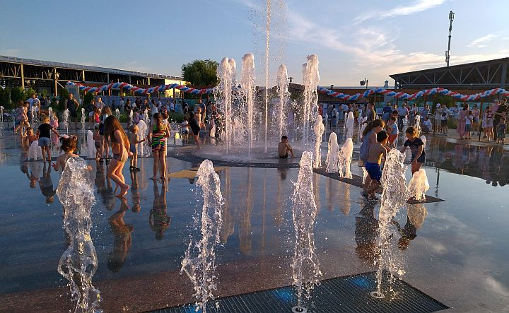 Люди спасаются от жары в Ростовской области. Фото с сайта https://www.donnews.ru/sinoptiki-rasskazali-kakim-budet-iyul-v-rostovskoy-oblasti_67804370. Взято с Яндекс.Картинки