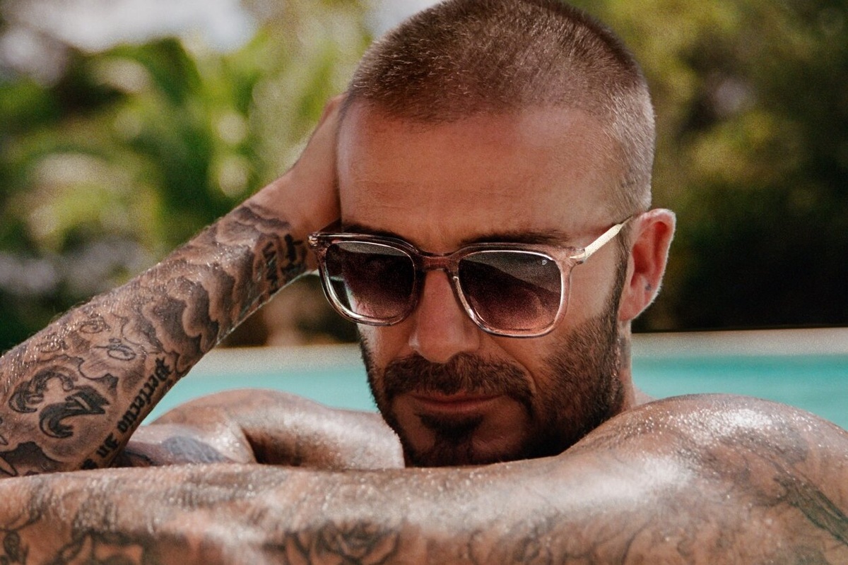     «Я снял футболку из-за Виктории»: Дэвид Бекхэм обнажил торс и публично потроллил жену