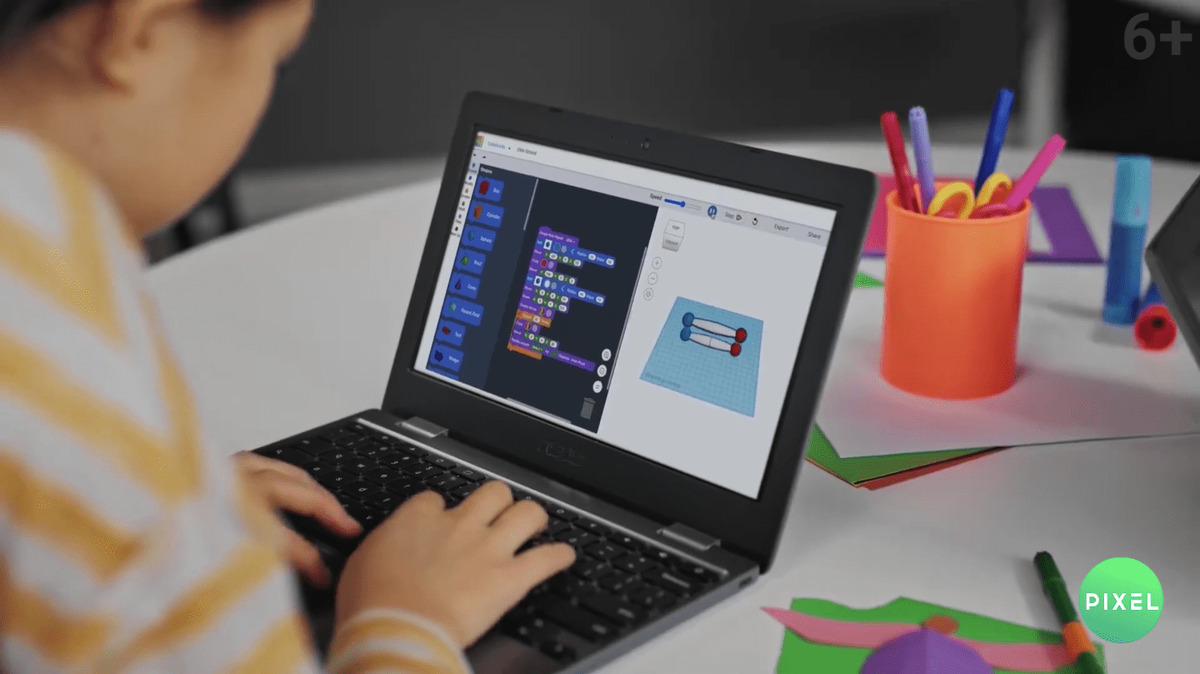 Ребенок создает проект в TinkerCAD