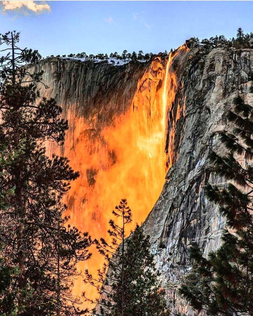 Огненный водопад в Йосемитском национальном парке. Источник: Яндекс картинки
