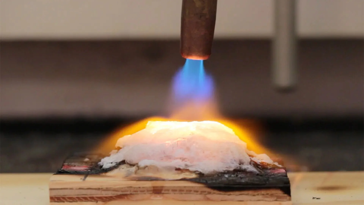 Материал становится пеной под воздействием огня, источник: Andrea d’Aquino