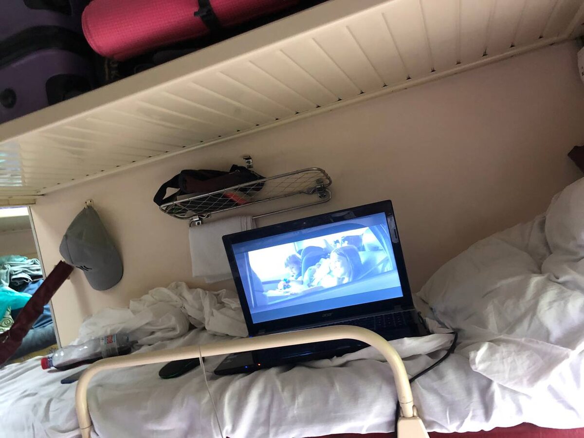 Мы решили сделать кинотеатр на 2й полке, и смотрели "Кладбище домашних животных", чтобы скрасить дорогу.