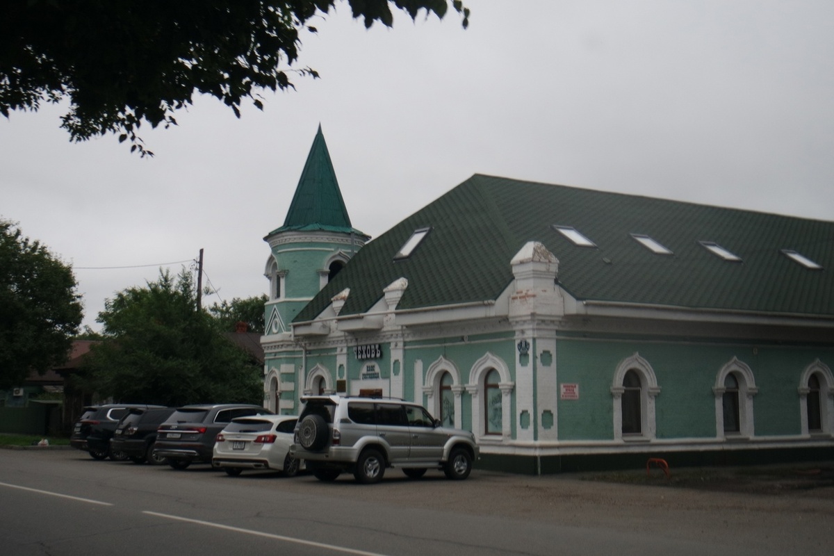 гостиница Чеховъ на улице Ленина 28; листайте 