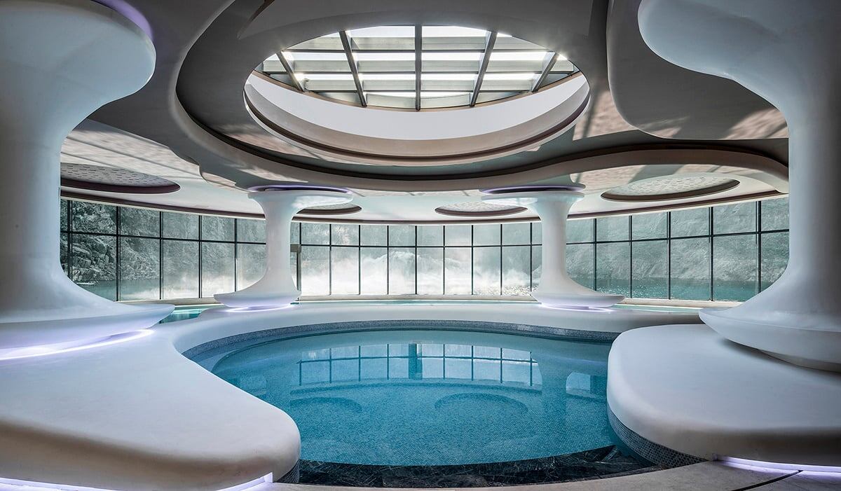 Бассейн на одном из нижних этажей отеля с видом на карьер и озеро 