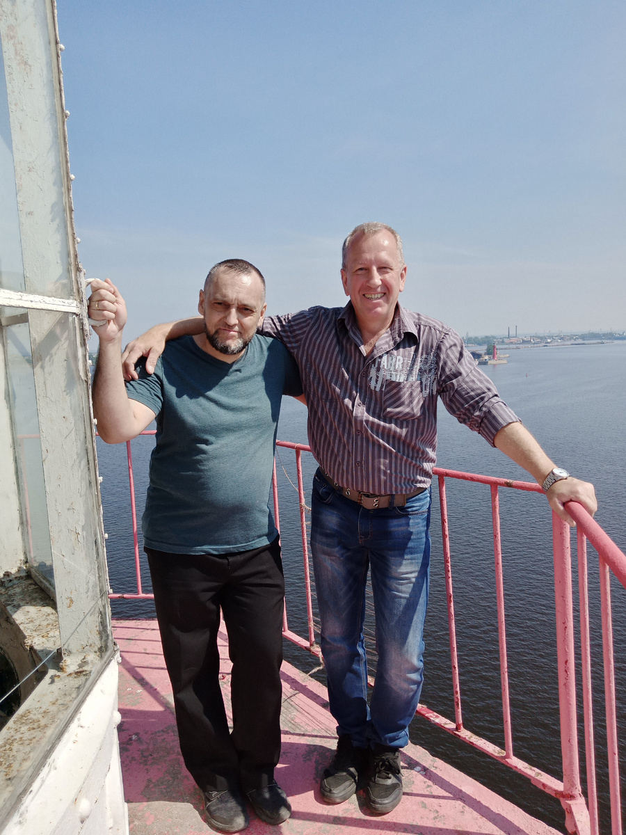 Есть кто нибудь в тургруппе из Белгородской области спросил я своих туристов в 2011 м году на Камчатке, в маршруте на Юго-Восточную группу вулканов. Я есть - ответил Димка, живу в Старом Осколе. -О, как!!! А я туда переезжать собираюсь, ответит я. и понеслось ... Ну не судьба ли, встретить человека на краю земли, с которым теперь являемся земляками )))) 