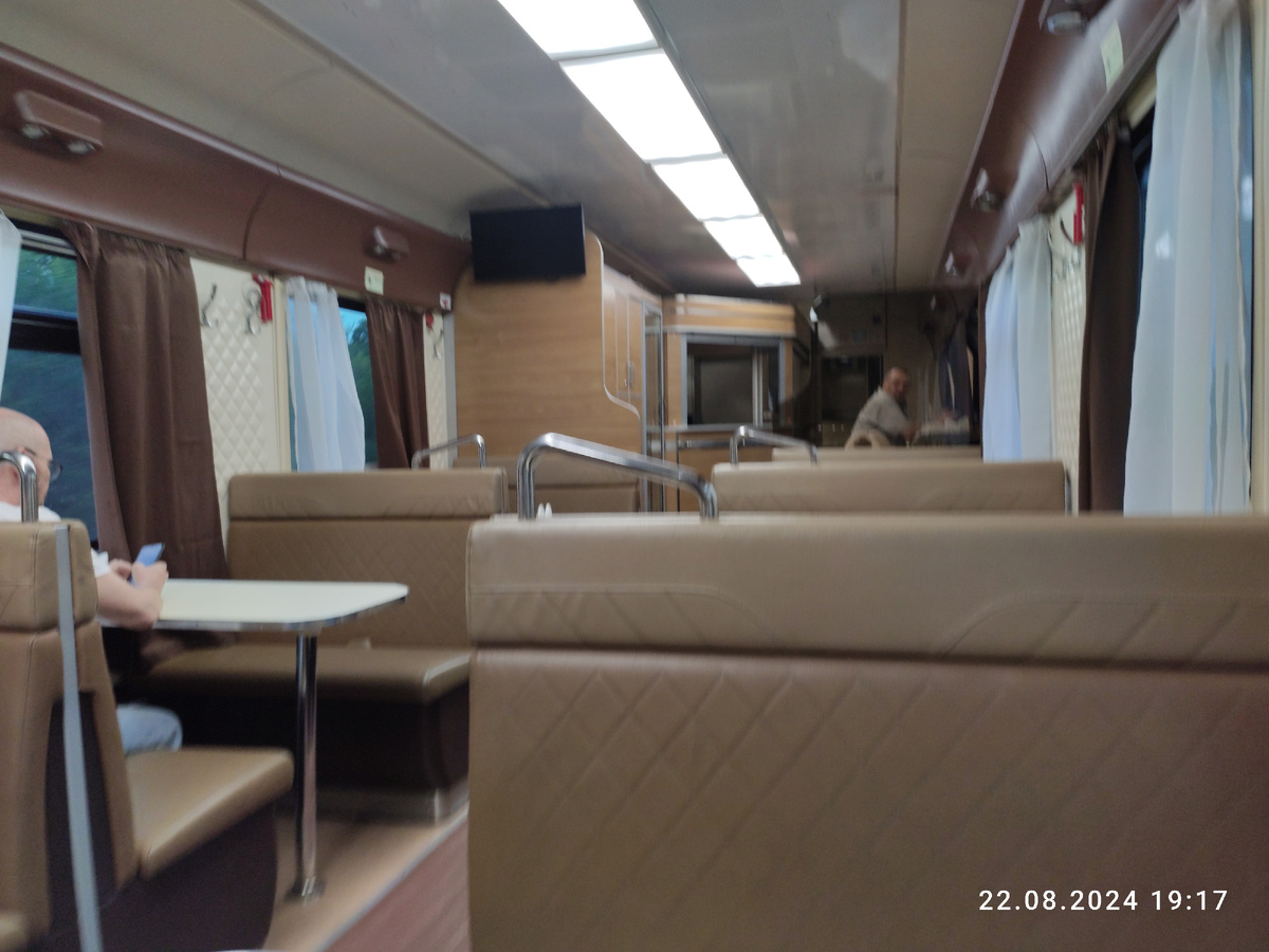 Внутренний интерьер вагона-бистро поезда 113
