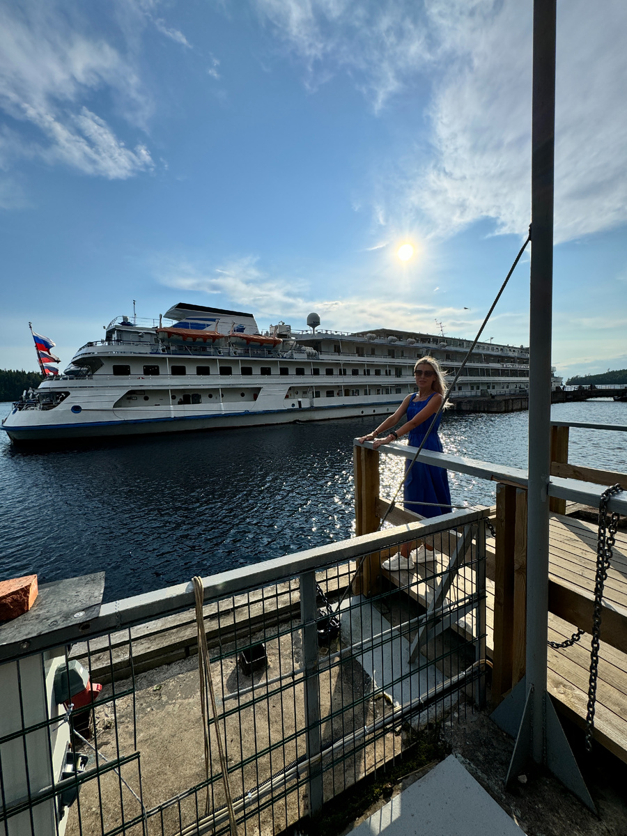 На фоне "нашего" теплохода